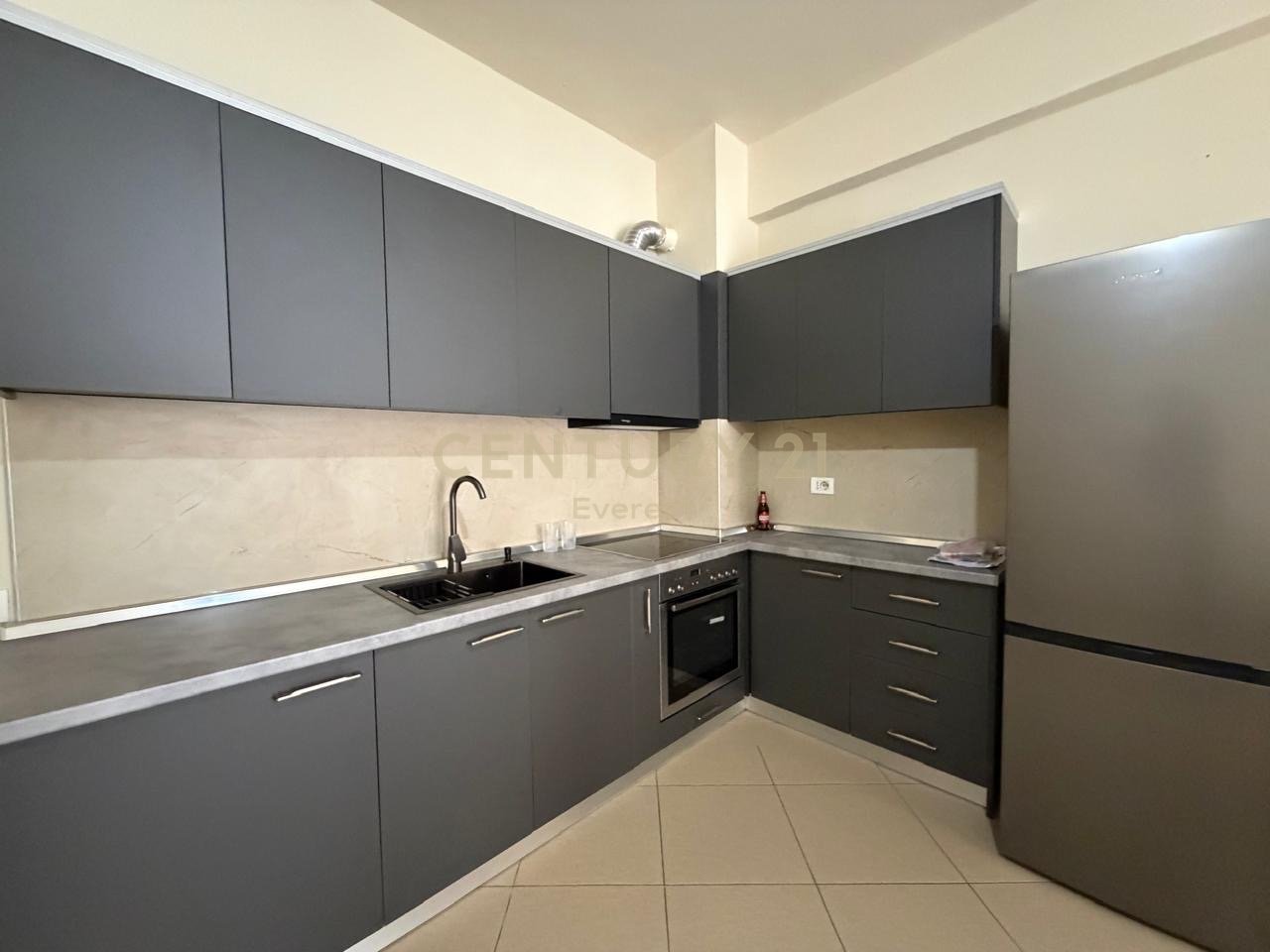GOLDEN PARK, APARTAMENT 2+1 PER QIRA