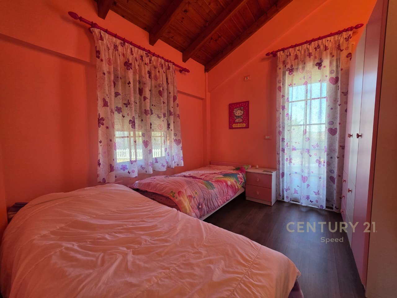 Ofrojmë vilë me oborr për qira në një ndër komplekset më të mira në periferi të Tiranës!