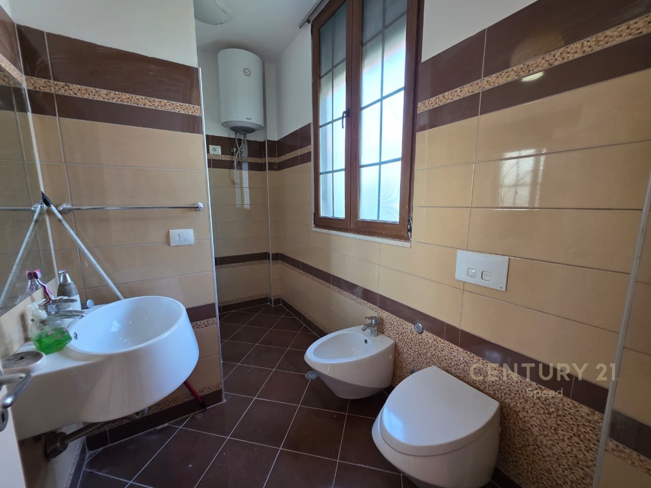 Ofrojmë vilë me oborr për qira në një ndër komplekset më të mira në periferi të Tiranës!