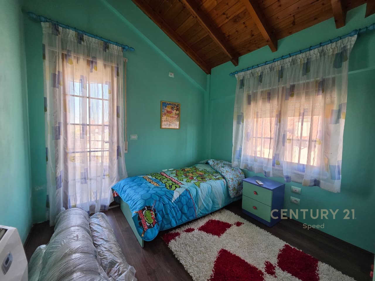 Ofrojmë vilë me oborr për qira në një ndër komplekset më të mira në periferi të Tiranës!