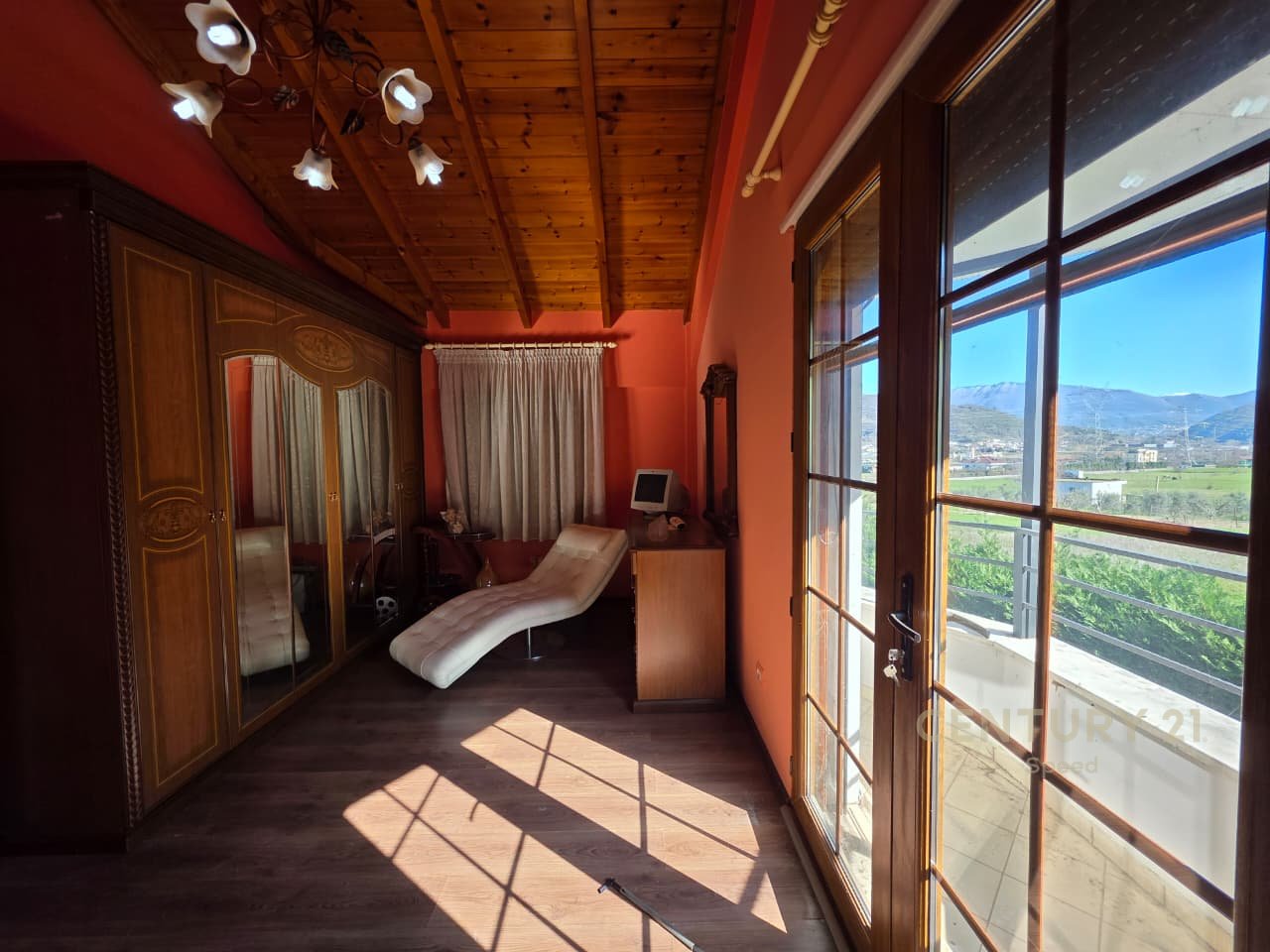 Ofrojmë vilë me oborr për qira në një ndër komplekset më të mira në periferi të Tiranës!