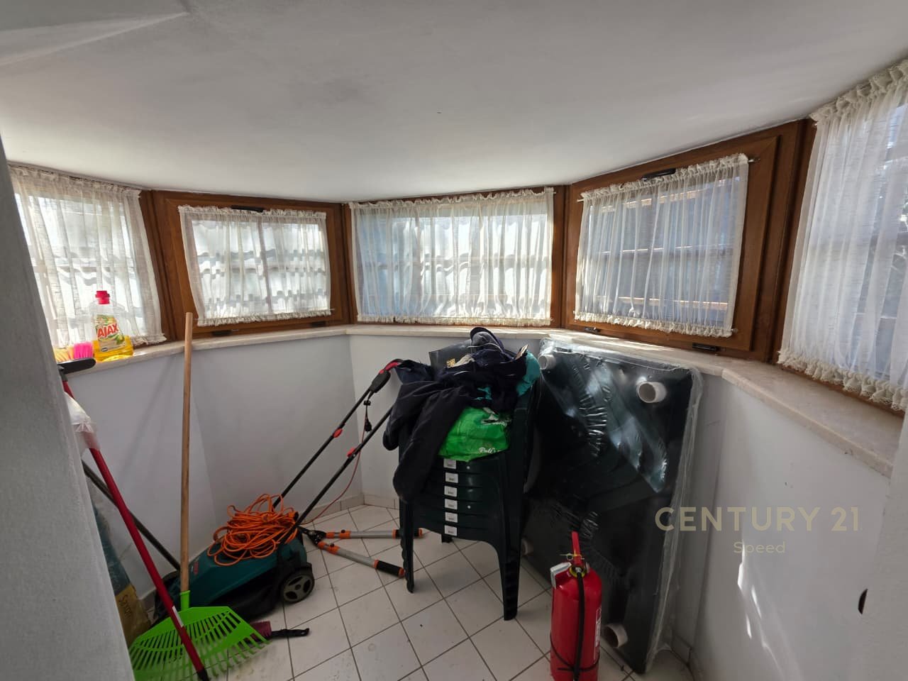 Ofrojmë vilë me oborr për qira në një ndër komplekset më të mira në periferi të Tiranës!