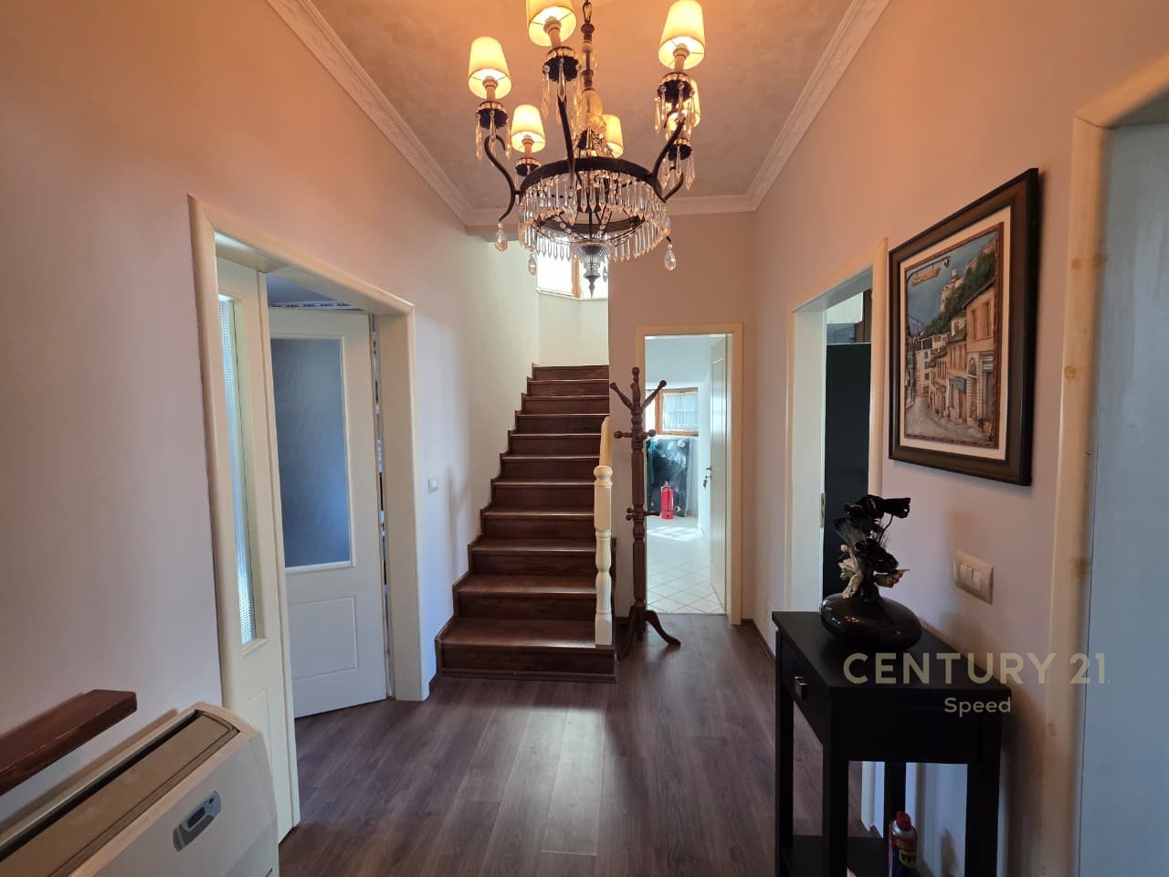 Ofrojmë vilë me oborr për qira në një ndër komplekset më të mira në periferi të Tiranës!