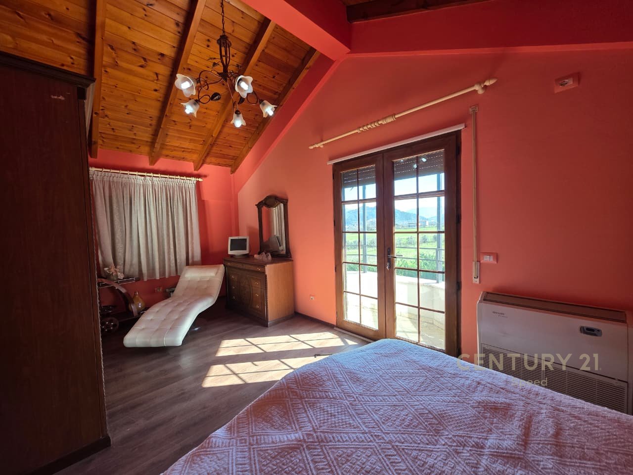 Ofrojmë vilë me oborr për qira në një ndër komplekset më të mira në periferi të Tiranës!