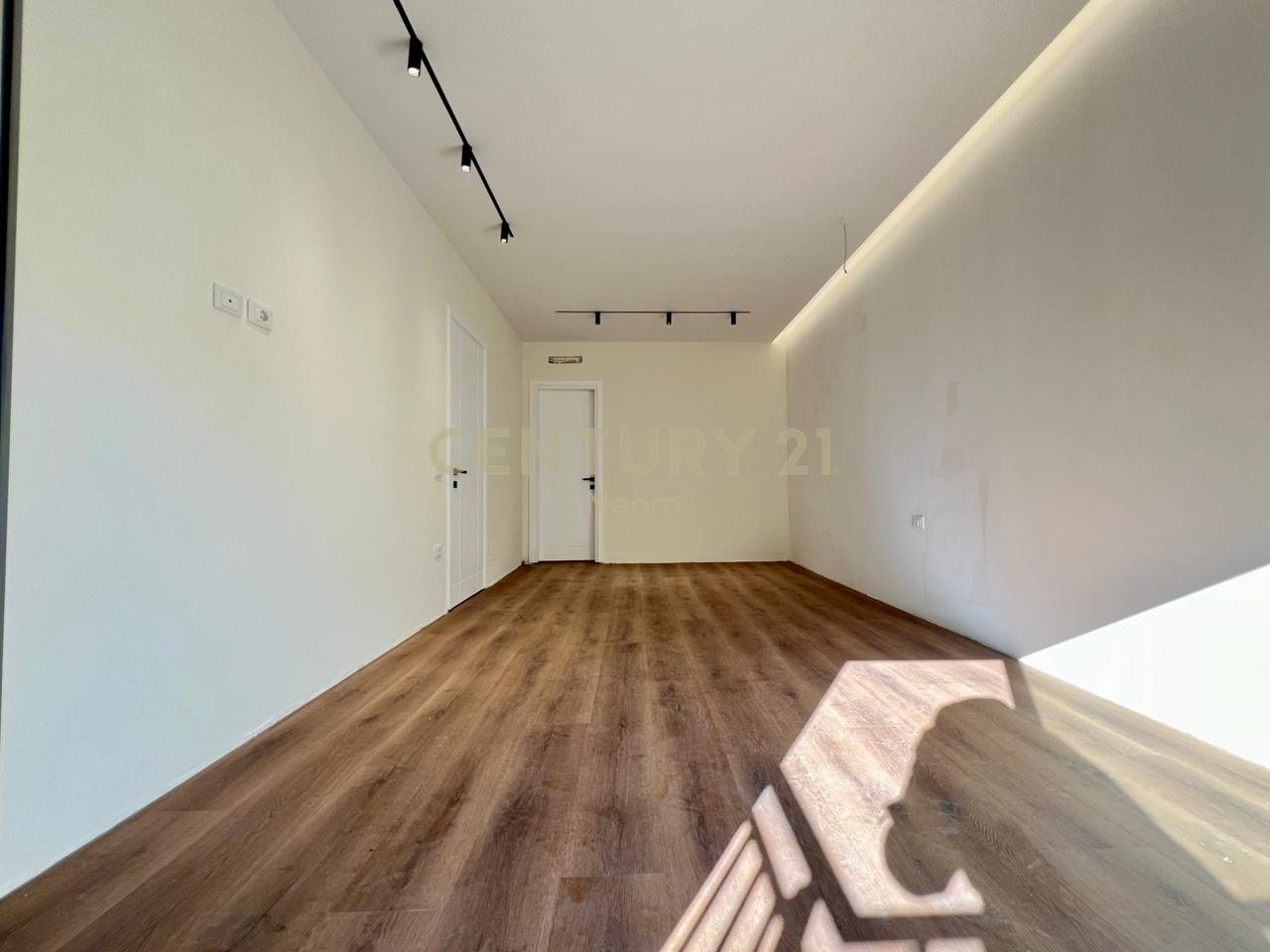 SHESIM, SUPER APARTAMENT 2+1+2 me POST PARKIMI, LIQENI THATË‼️