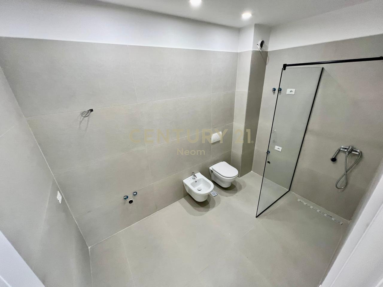 SHESIM, SUPER APARTAMENT 2+1+2 me POST PARKIMI, LIQENI THATË‼️