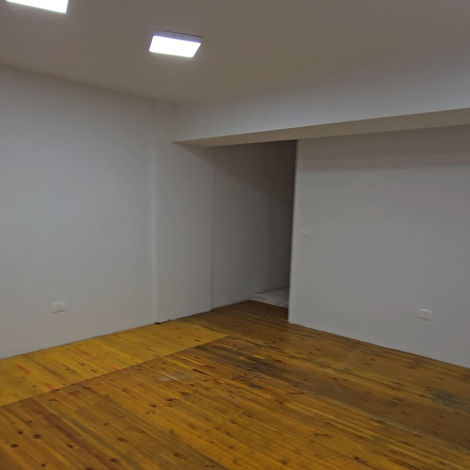 Ambient 50 m² për Qira | I Ndarë në 2 Nivele