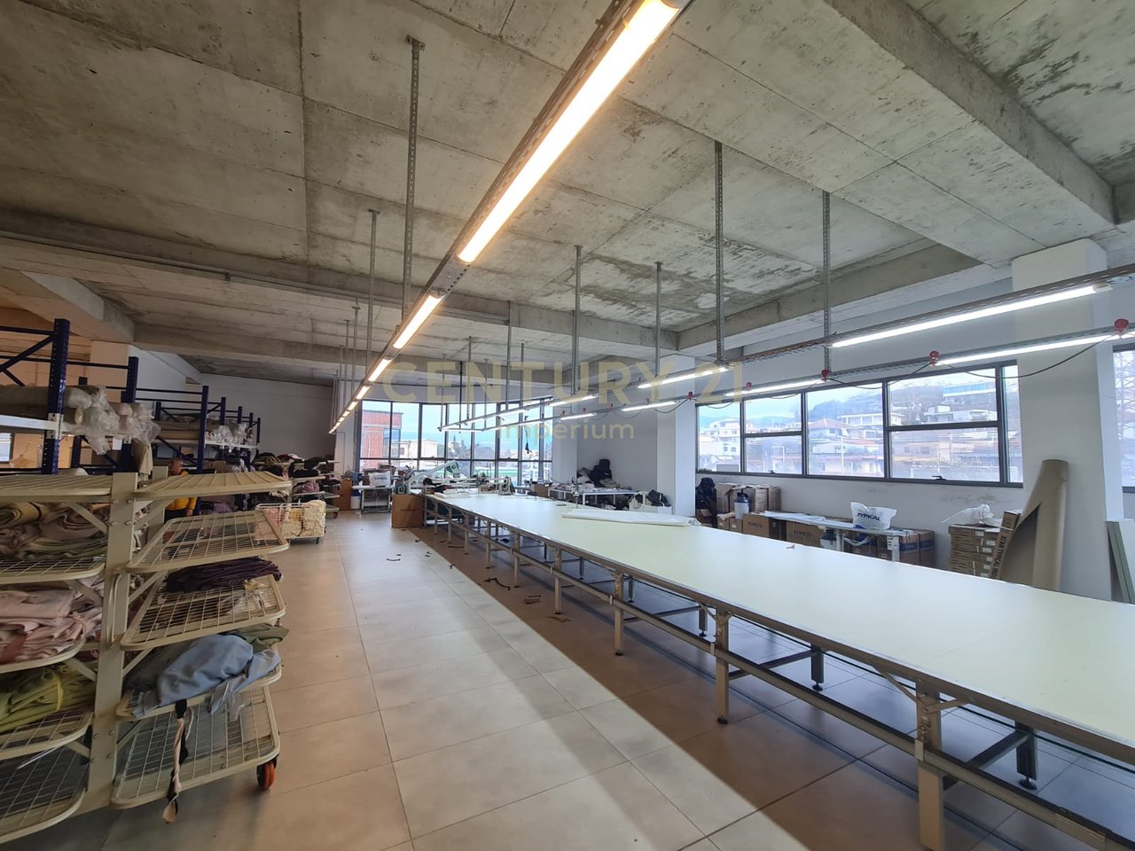 JEPET ME QIRA MAGAZINE 1100M2 NE KOMBINAT