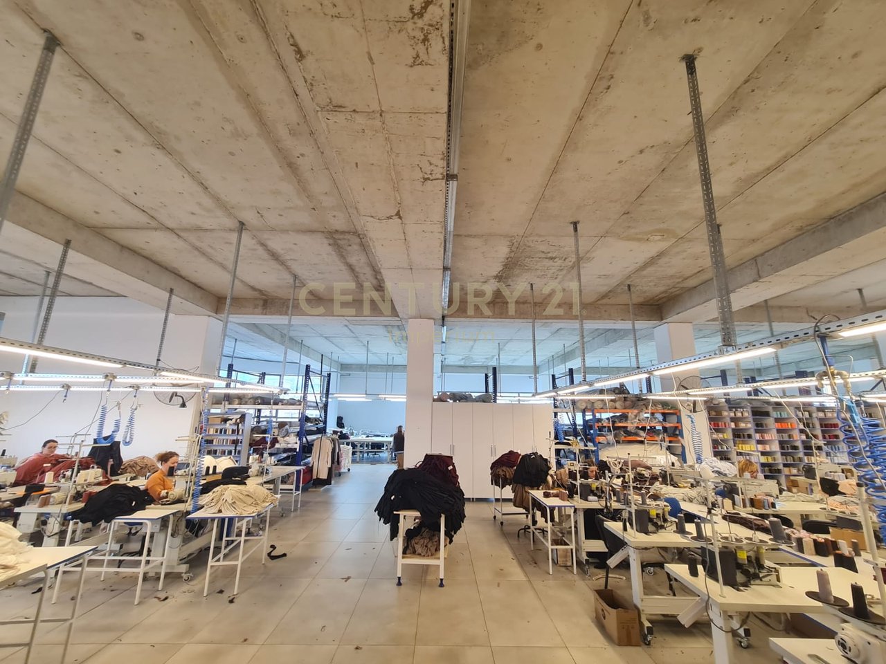 JEPET ME QIRA MAGAZINE 1100M2 NE KOMBINAT