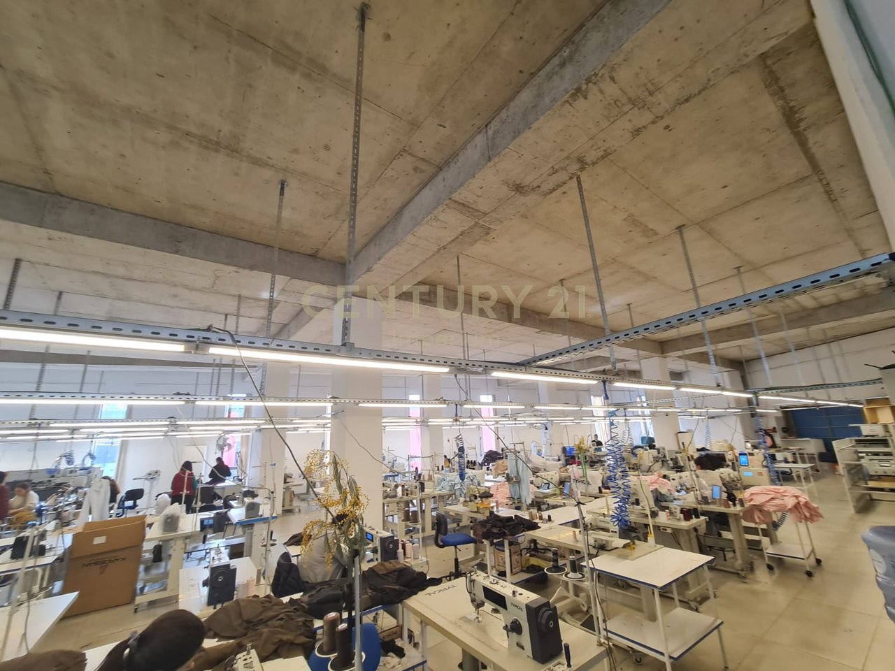 JEPET ME QIRA MAGAZINE 1100M2 NE KOMBINAT