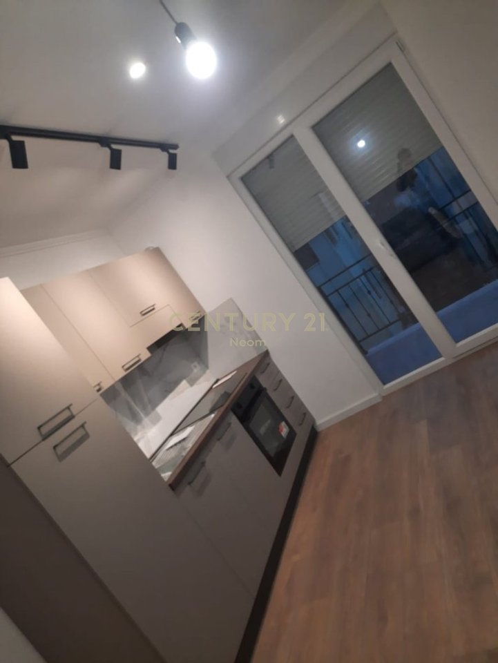 QIRA, APARTAMENT 1+1 MODERN + PARKIM, SHKOZË
