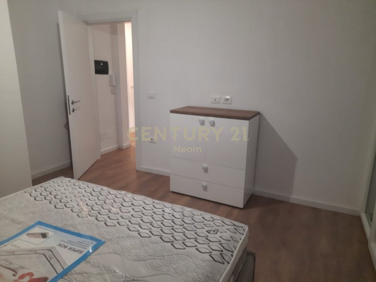 QIRA, APARTAMENT 1+1 MODERN + PARKIM, SHKOZË