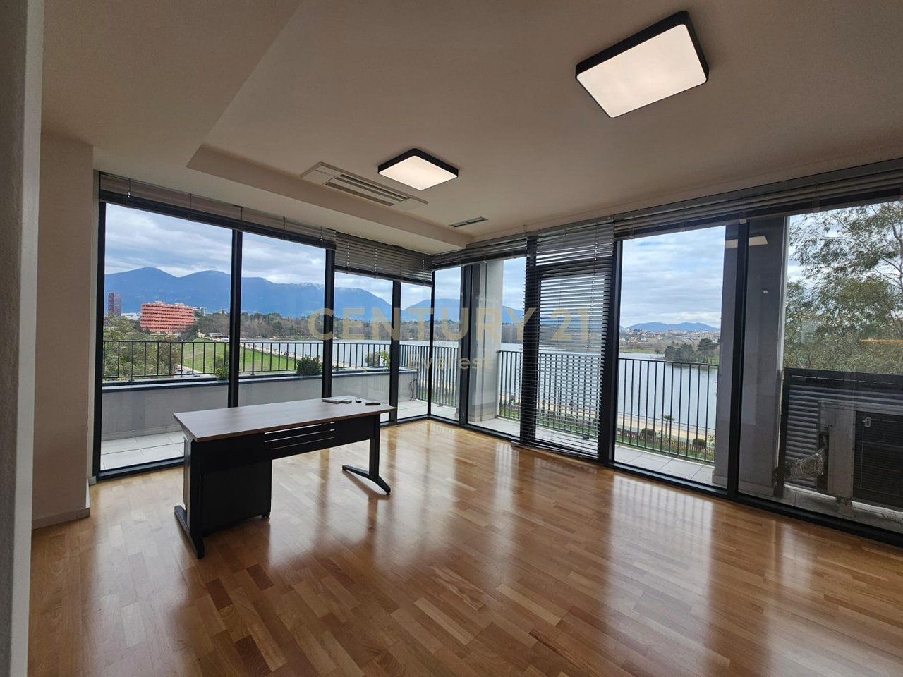 Tek Lake View, Jepet Me Qira Zyre Me Pamje Nga Liqeni, Bashke Me 3 Poste Parkimi!!!