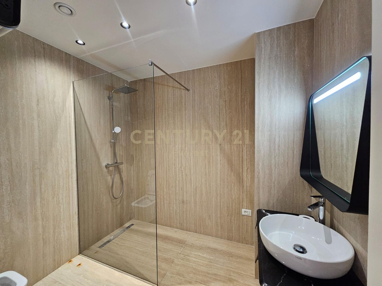 Tek Lake View, Jepet Me Qira Zyre Me Pamje Nga Liqeni, Bashke Me 3 Poste Parkimi!!!