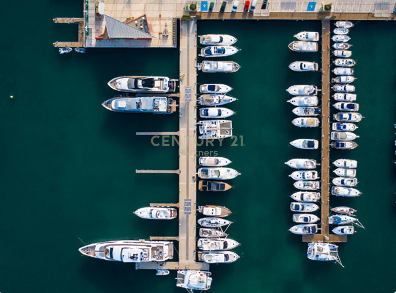 SHESIM VILË ME OBORR, NË KOMPLEKSIN “TURQUOISE MARINA”!