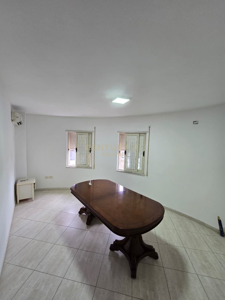 Zyrë me Qera tek Jordan Misja