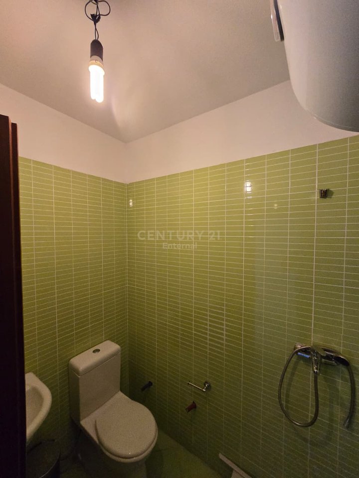 Zyrë me Qera tek Jordan Misja