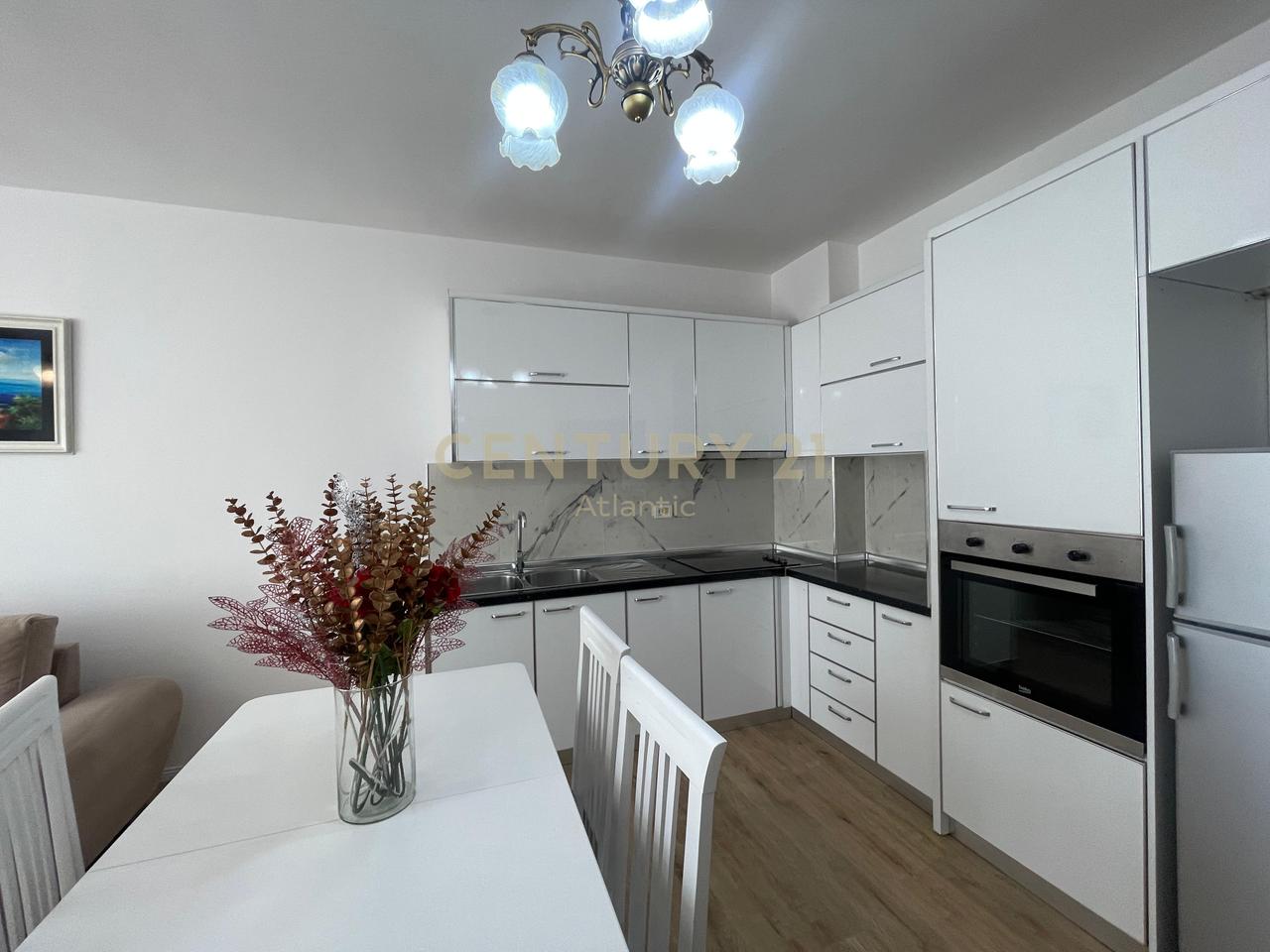 JEPET APARTAMENT 1+1 ME QIRA NE PLAZH HEKURUDHA , DURRES!!