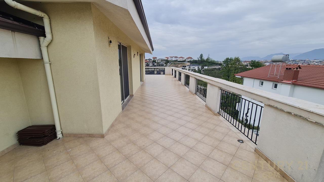 STIAMO AFFITTANDO UNA VILLA SU 3 PIANI A MJULL-BATHORE