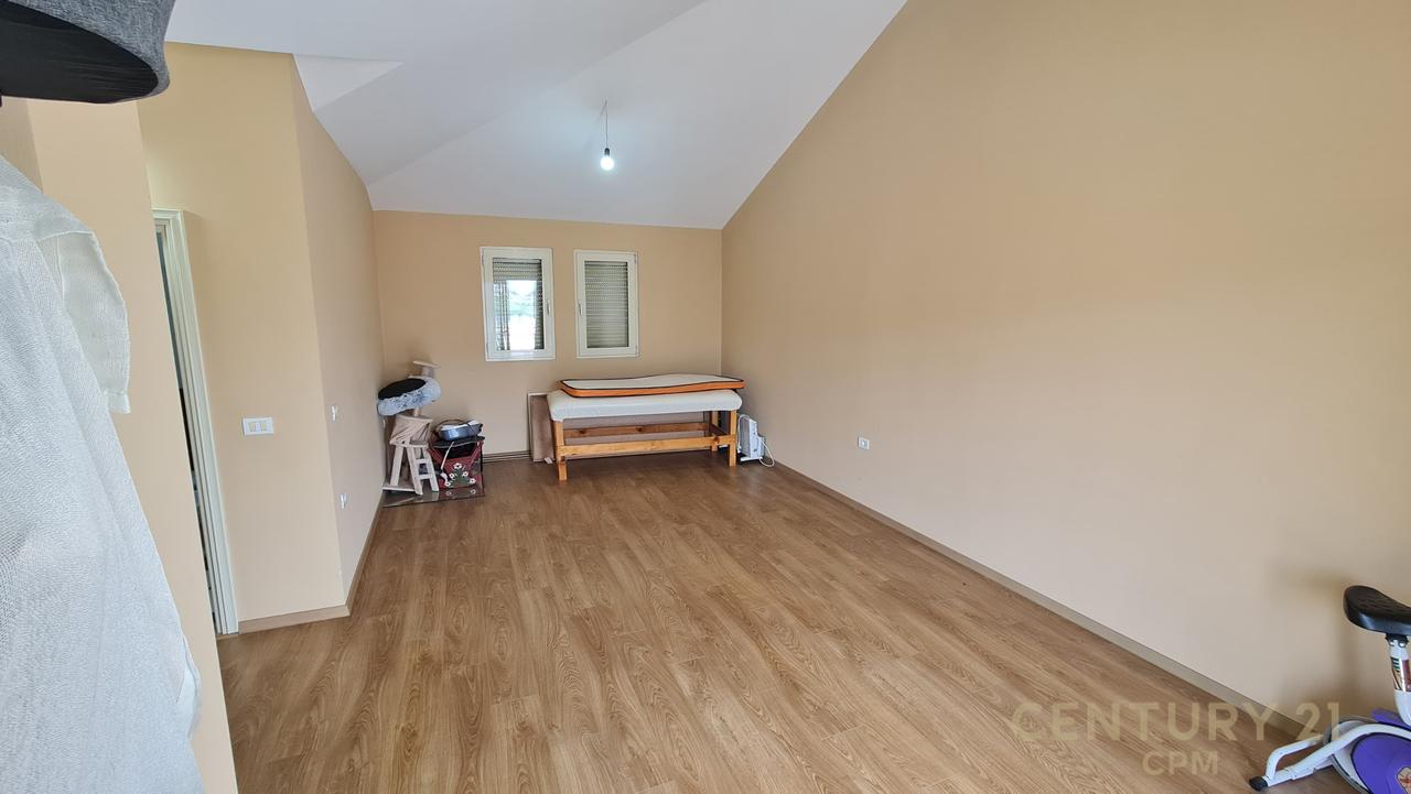 STIAMO AFFITTANDO UNA VILLA SU 3 PIANI A MJULL-BATHORE