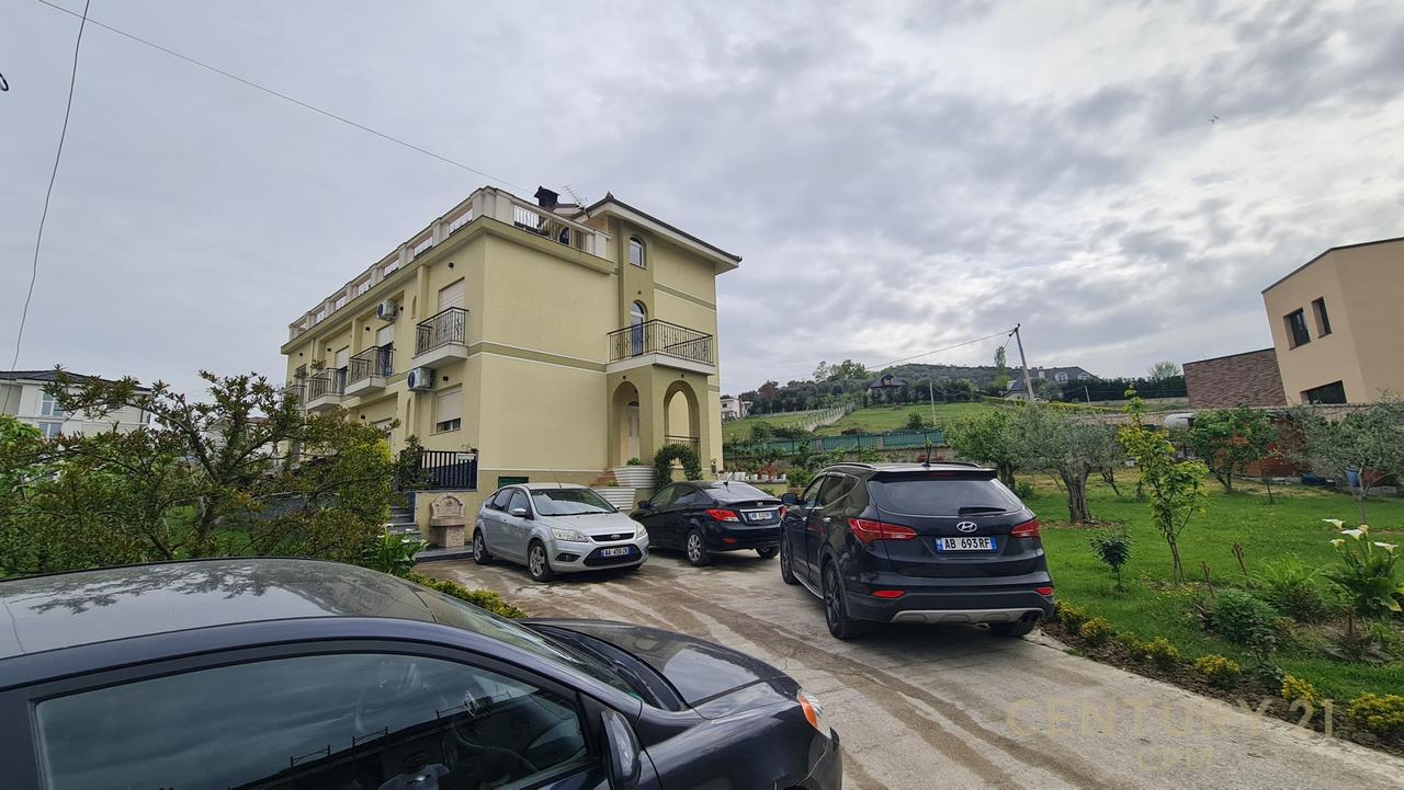 STIAMO AFFITTANDO UNA VILLA SU 3 PIANI A MJULL-BATHORE