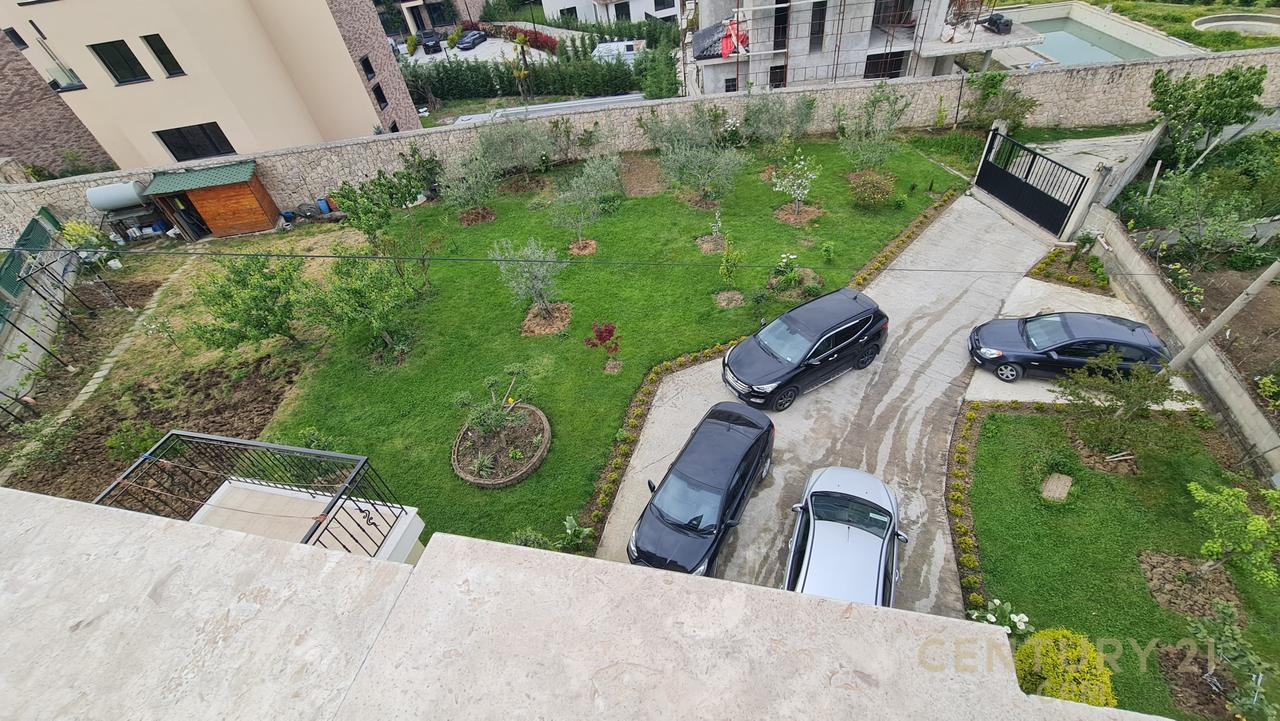 STIAMO AFFITTANDO UNA VILLA SU 3 PIANI A MJULL-BATHORE