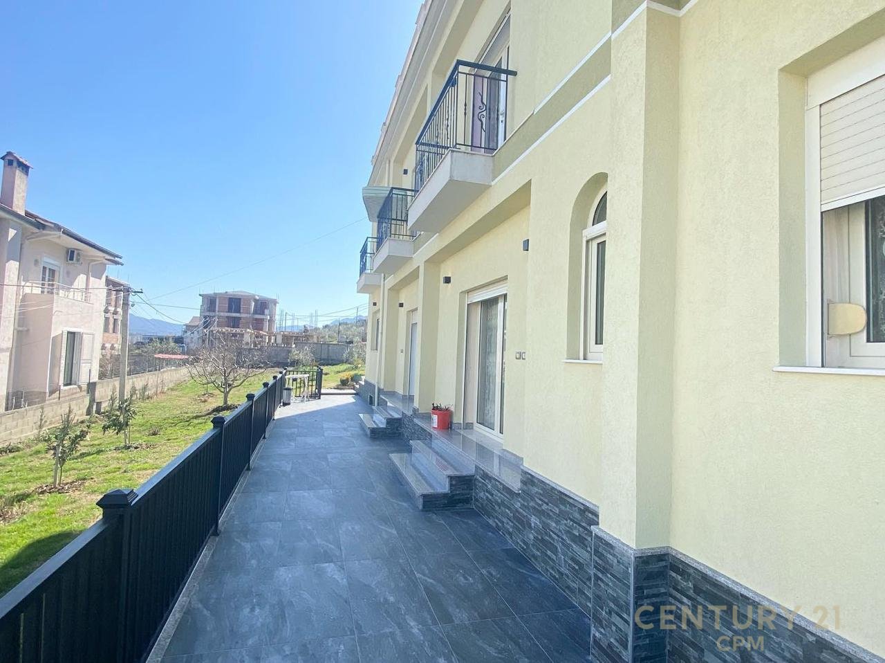 STIAMO AFFITTANDO UNA VILLA SU 3 PIANI A MJULL-BATHORE