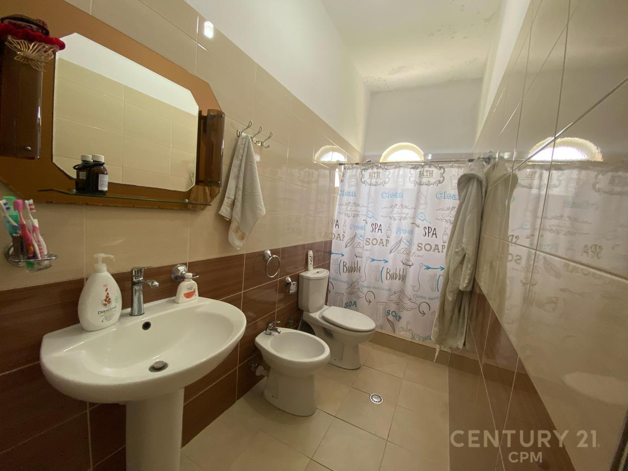 STIAMO AFFITTANDO UNA VILLA SU 3 PIANI A MJULL-BATHORE