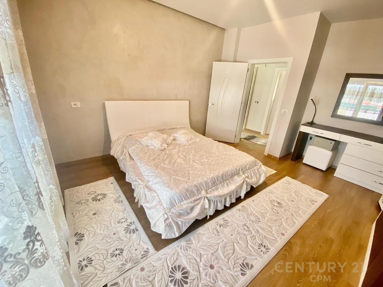 STIAMO AFFITTANDO UNA VILLA SU 3 PIANI A MJULL-BATHORE