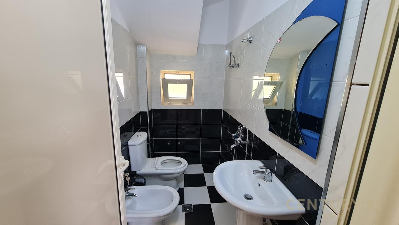 STIAMO AFFITTANDO UNA VILLA SU 3 PIANI A MJULL-BATHORE