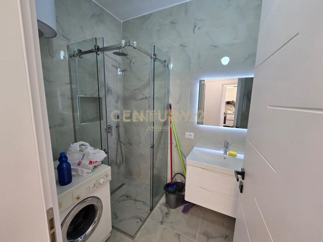 JEPET ME QERA APARTAMENT 2+1 NE PLAZH-RROTA E KUQE!