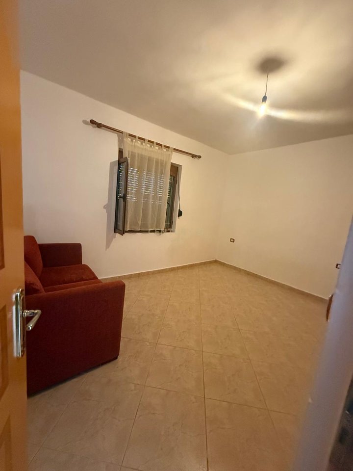 SHITET SHTEPI PRIVETE  ME TRAULL  NE KOTE,VLORE !!