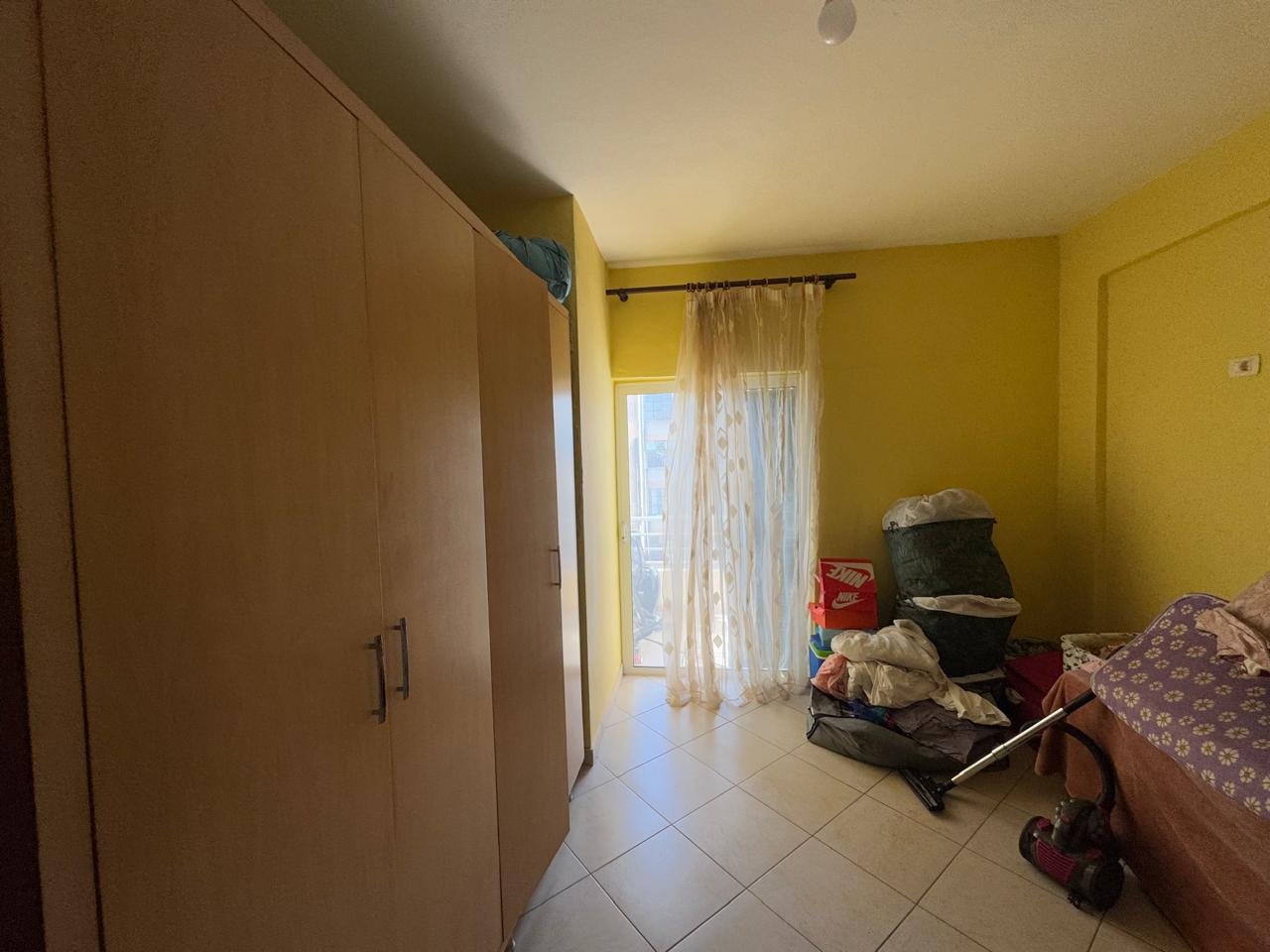 SHITET APARTAMENT 3+2 , PRANE KISHES ORTODOKSE!