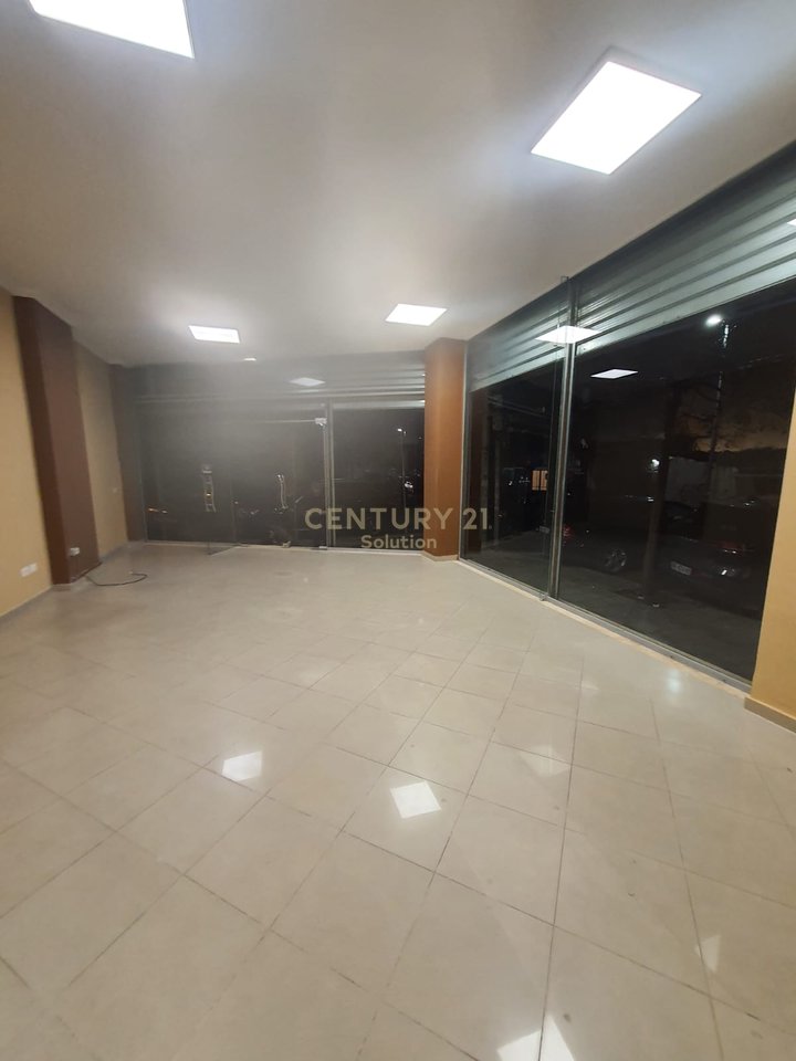 JAPIM ME QIRA AMBJENT KOMERCIAL PRANE SHKOLLES SAMI FRASHERI!