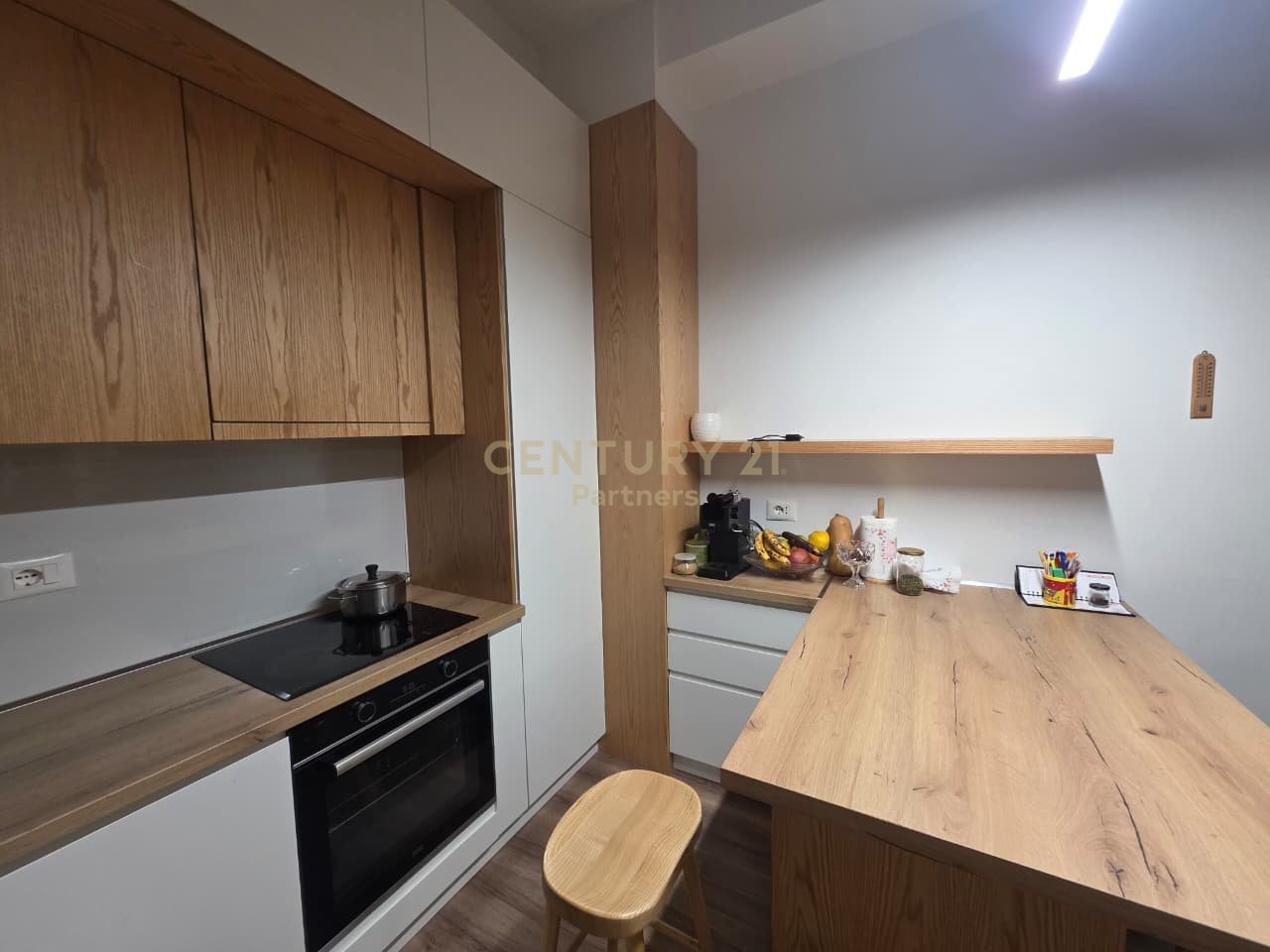 SHESIM APARTAMENT 2+1+2  & POST PARKIMI PRANE PAZARIT TE RI