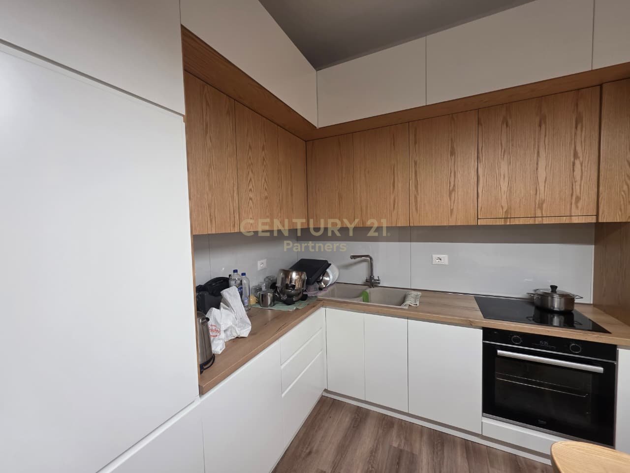 SHESIM APARTAMENT 2+1+2  & POST PARKIMI PRANE PAZARIT TE RI