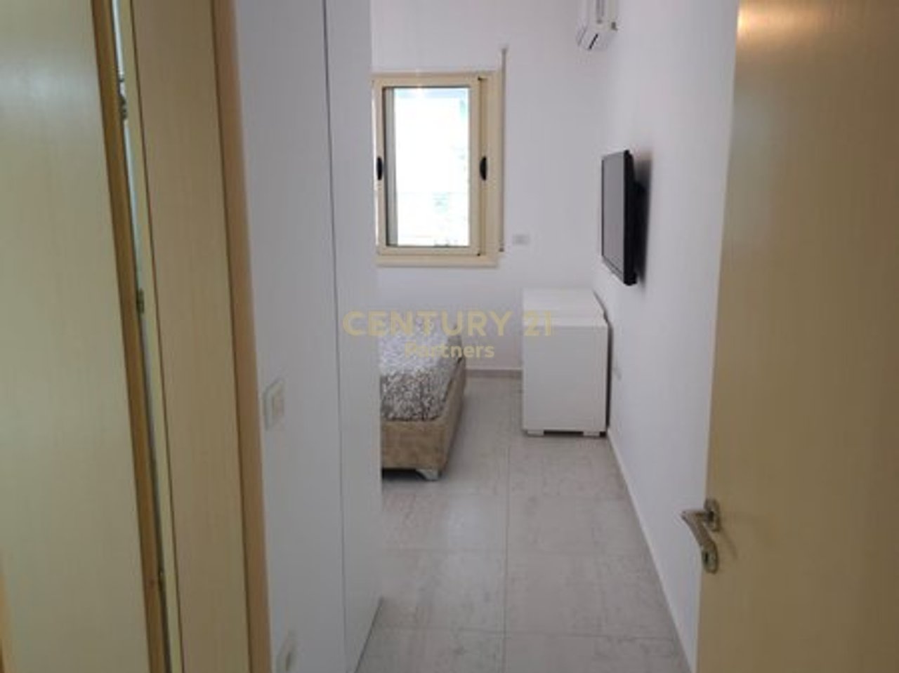 OKAZION SHITET APARTAMENT 2+1+2 & VERANDE NE VLORE-LUNGOMARE