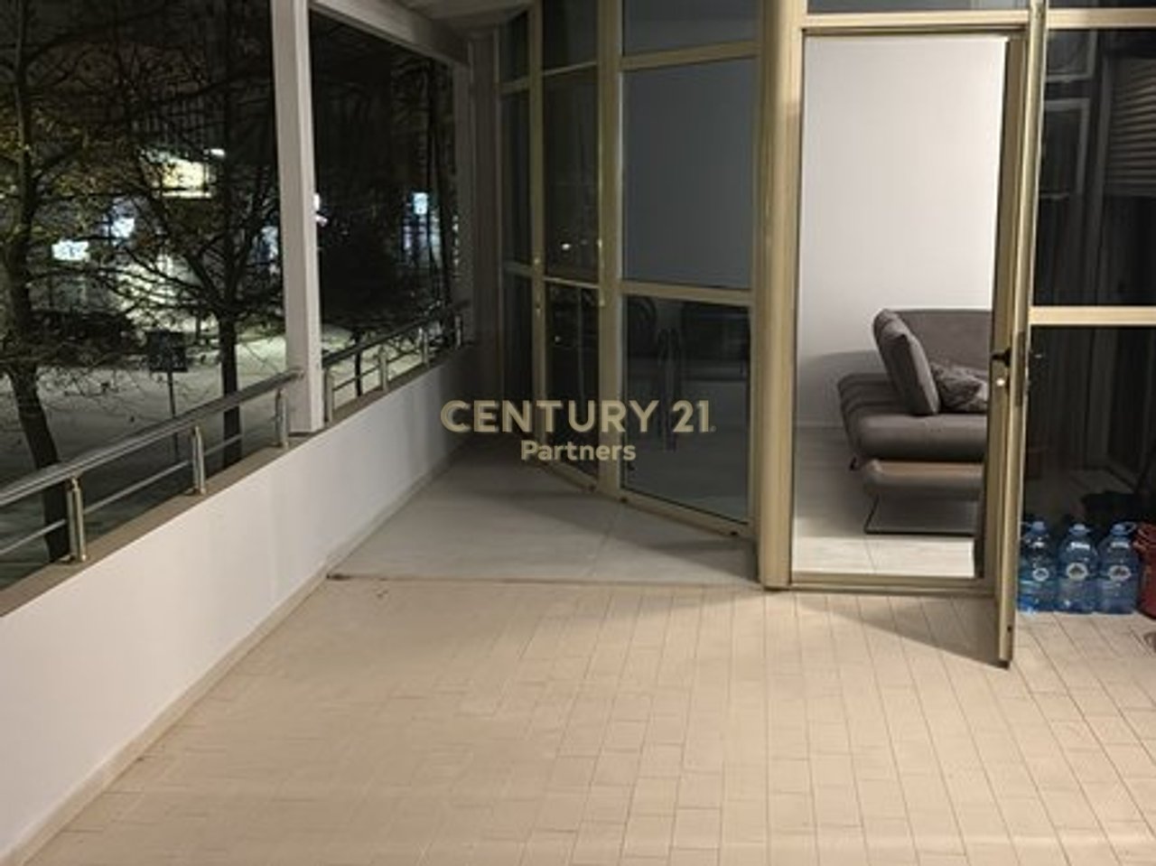 OKAZION SHITET APARTAMENT 2+1+2 & VERANDE NE VLORE-LUNGOMARE