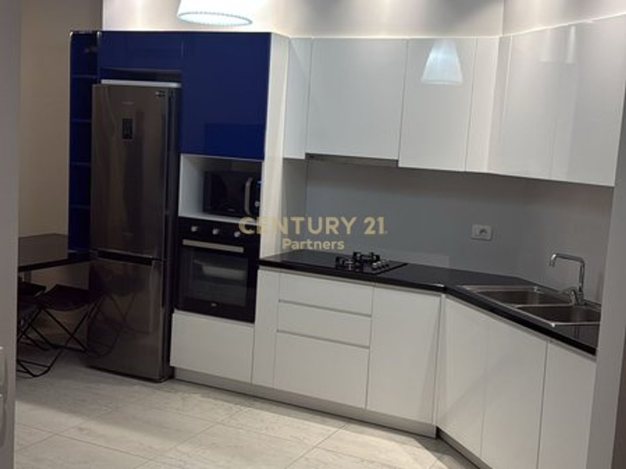 OKAZION SHITET APARTAMENT 2+1+2 & VERANDE NE VLORE-LUNGOMARE