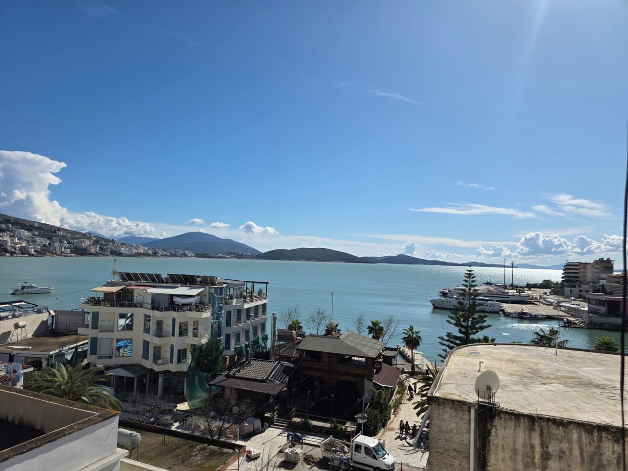 SARANDE, JAPIM ME QIRA APARTAMENT 2+1 ME PAMJE NGA DETI