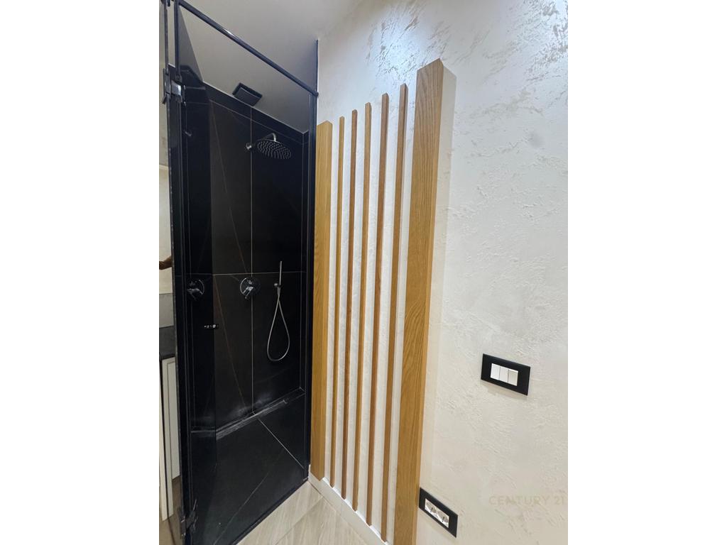 Commercial property 37 m² in Tirana Municipality, Albania