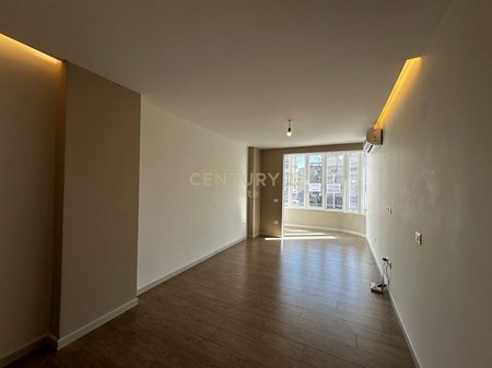 Shitet apartament 2+1 dhe garsoniere prane Ring Center