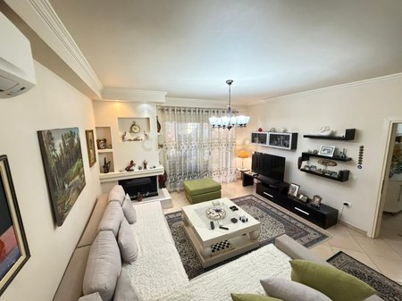 Shitet apartament në Bllok 2+1+2 , pamje & dritë maksimale