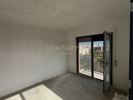 Appartamento 1+1 con veranda 90 m² – 5° piano, vista aperta sul Giardino Botanico