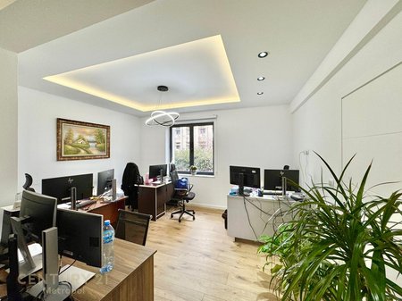 JEPEN ZYRA ME QIRA NE QENDER, BULEVARDI ZOGU I PARE !