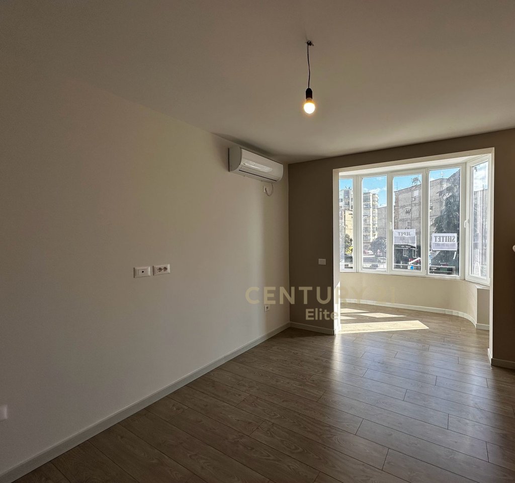 Shitet apartament 2+1 dhe garsoniere prane Ring Center