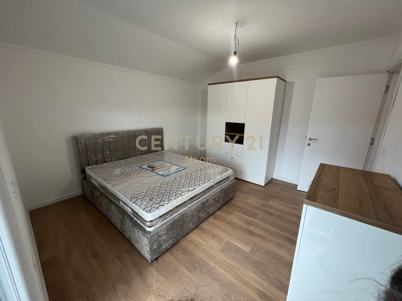 QIRA, MODERN 1+1 APARTMENT + PARKING, SHKOZË