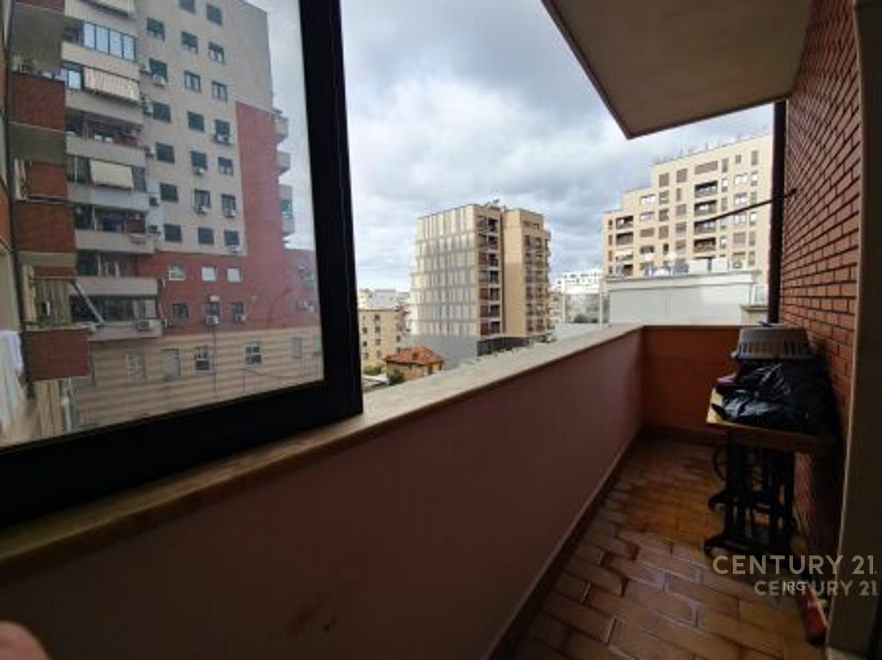 Zyre me Qira tek Galeria 17 Nentori