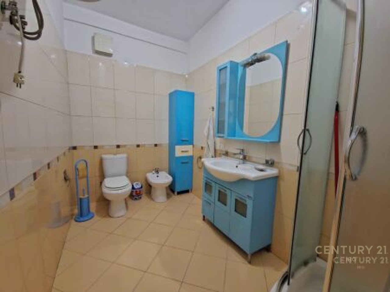 Zyre me Qira tek Galeria 17 Nentori