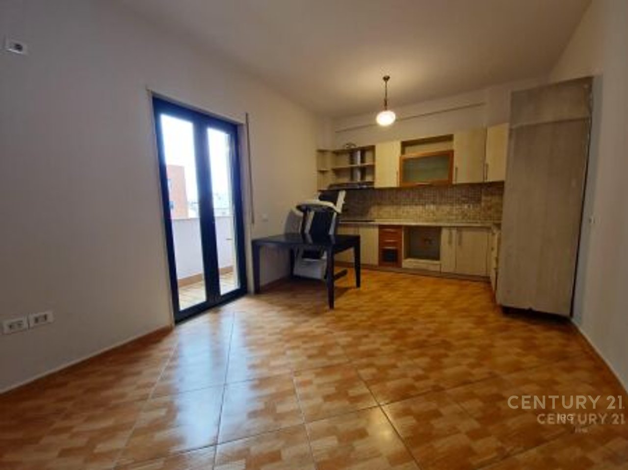 Zyre me Qira tek Galeria 17 Nentori